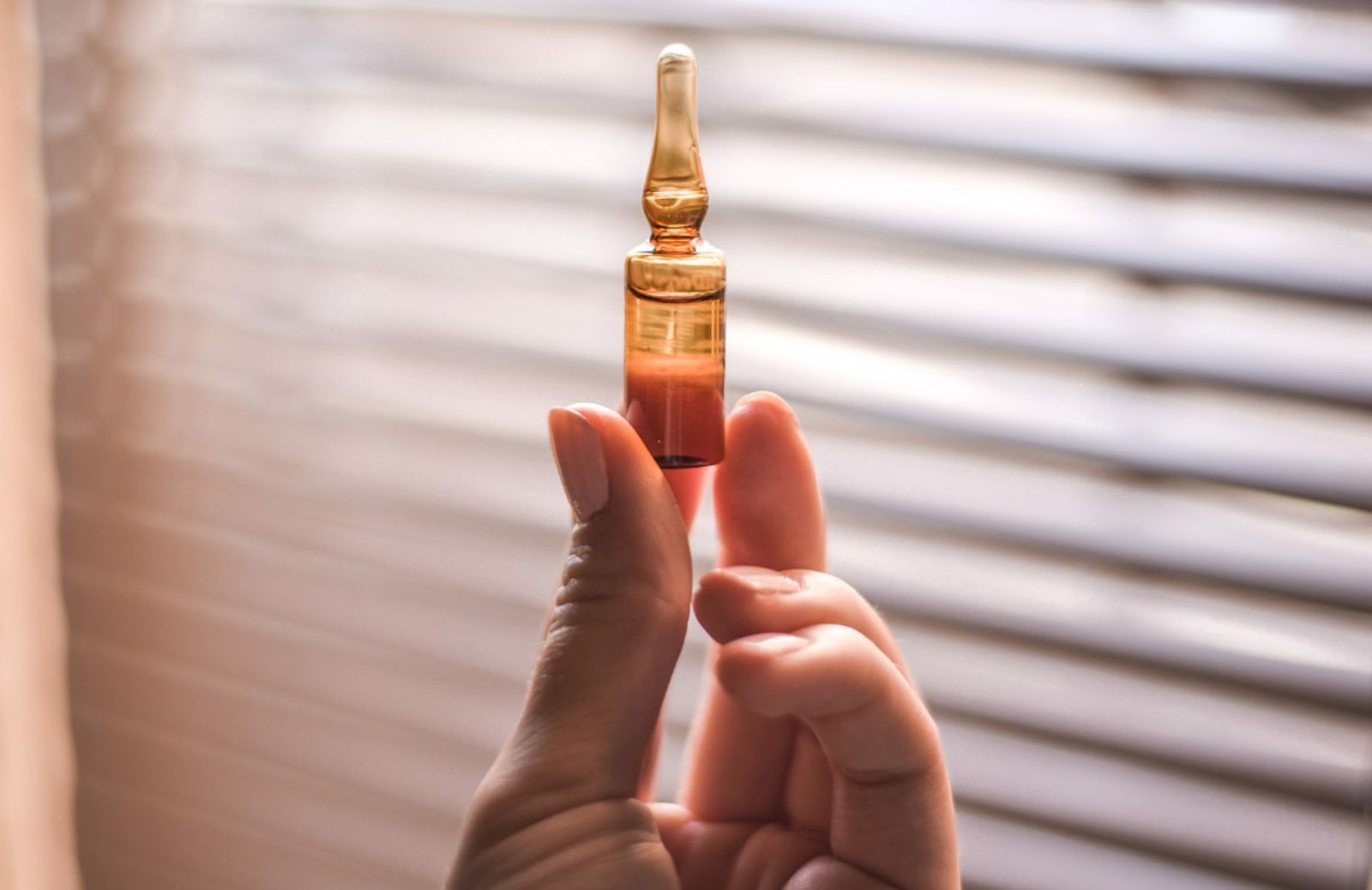 Ampoule, le ampolle per la skincare: cosa sono e come si usano