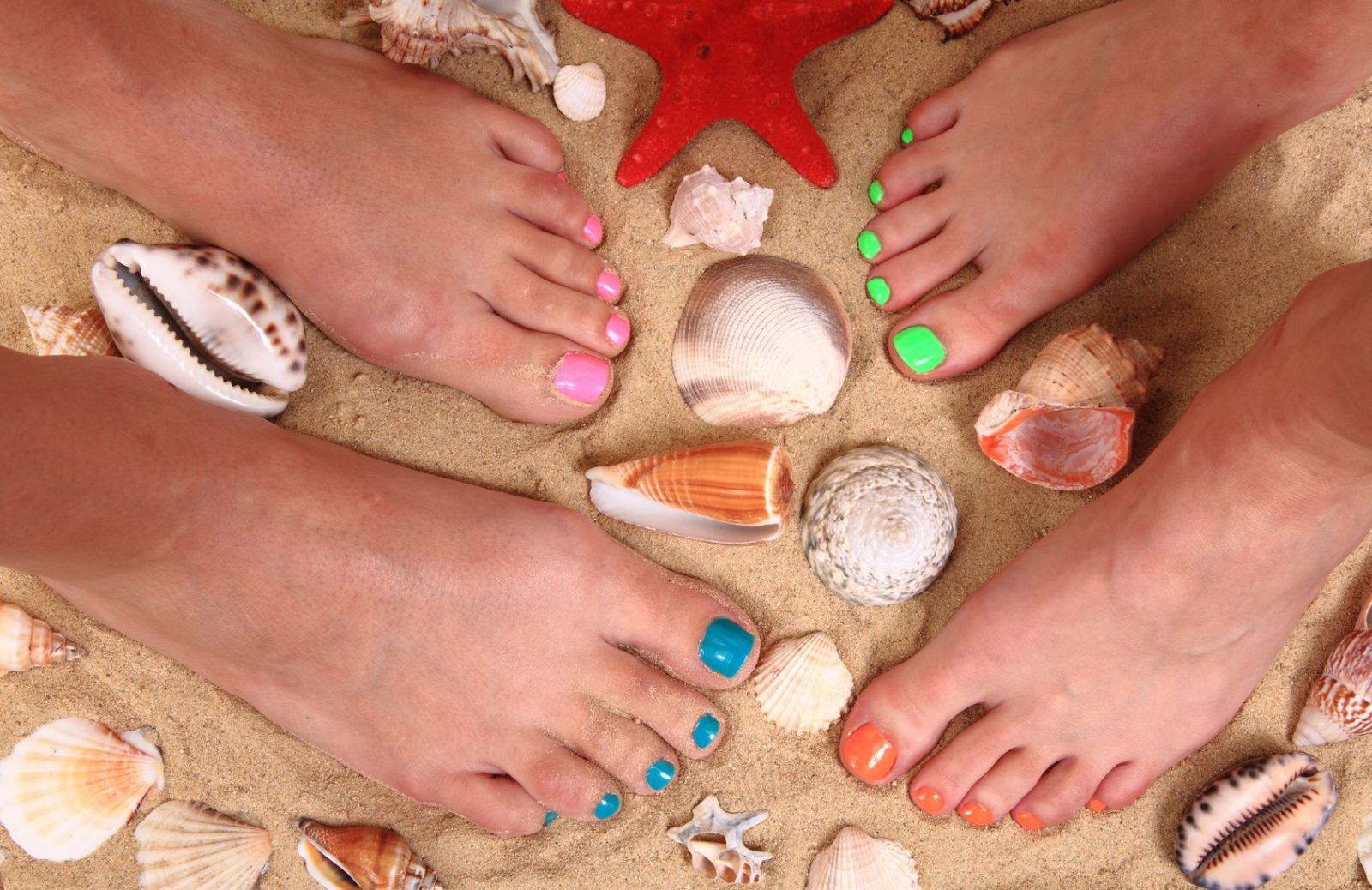 Mani e piedi al mare: gli smalti più cool