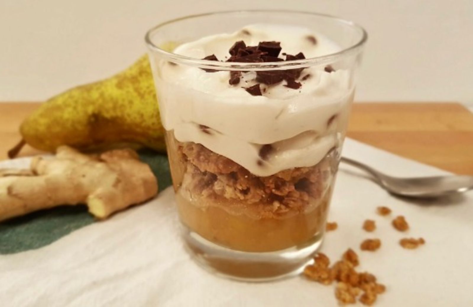 Bicchieri di ricotta e pere profumati allo zenzero 