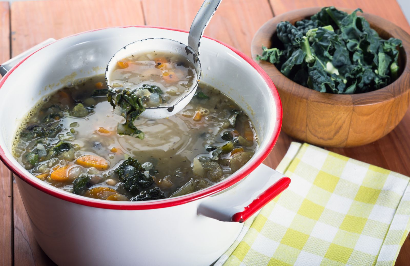 La bontà dei sapori rustici: la zuppa di cavolo nero