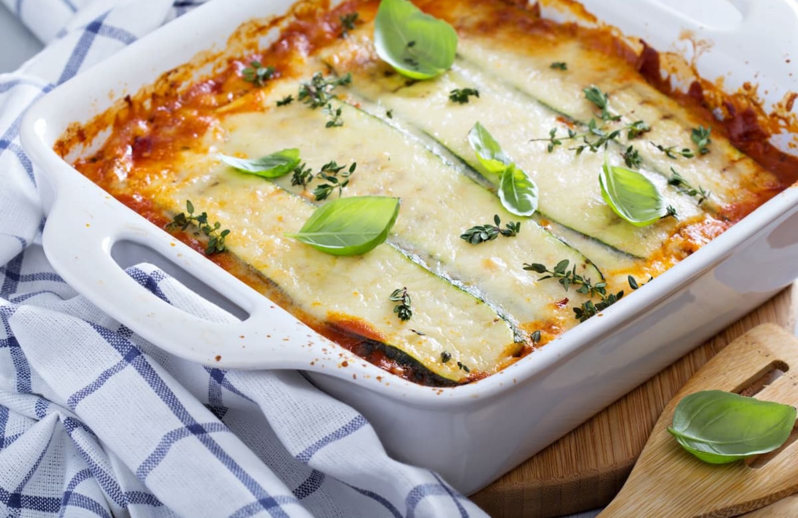 La ricetta della parmigiana bianca di zucchine