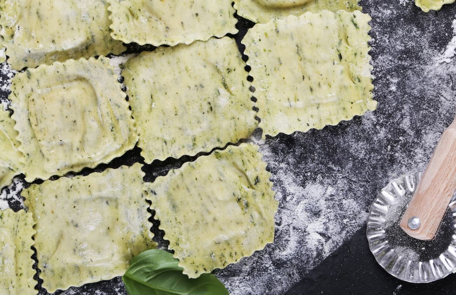 Tortelloni di Pasqua agli asparagi su cialde croccanti