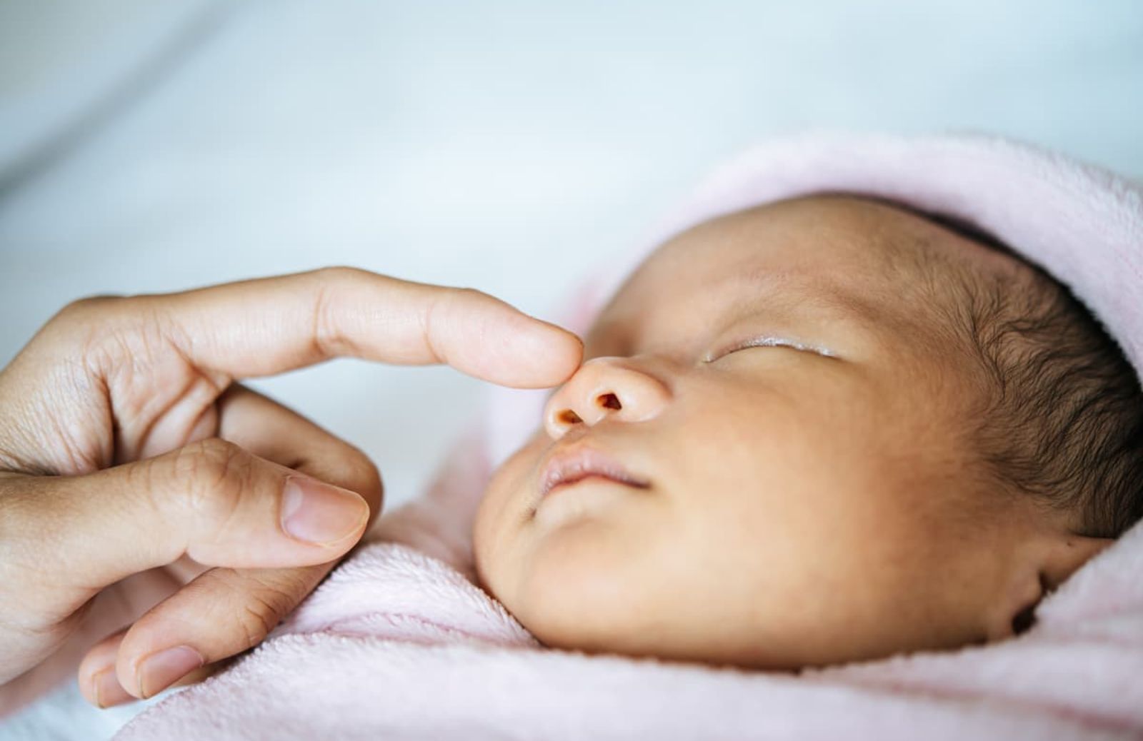Come pulire il nasino di un neonato