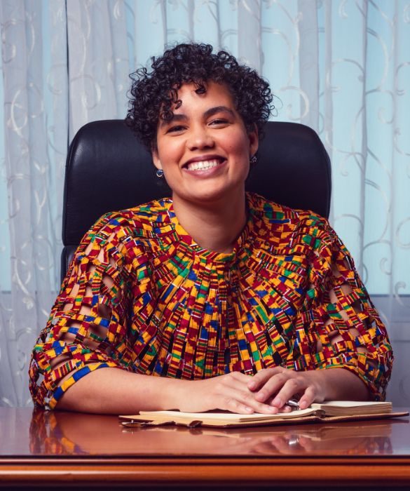 <p>La 32enne Adjany Costa &egrave; la ministra pi&ugrave; giovane nella storia dell&rsquo;Angola. Tripla ministra, tra l&rsquo;altro: da met&agrave; 2020 dirige infatti i dicasteri di Cultura, Ambiente e Turismo, tutti cruciali per il futuro del suo Paese, uno dei pi&ugrave; grandi e dell&rsquo;Africa meridionale.</p>
