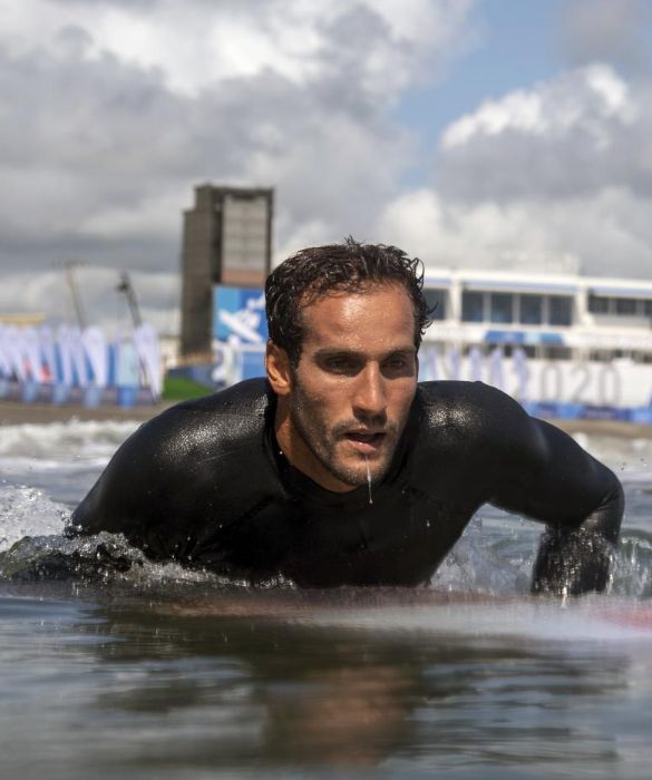 <p>Chi l&rsquo;ha detto che i surfisti pi&ugrave; sexy al mondo si trovano alle Hawaii o in Australia? Eccone uno che arriva dritto da Agadir: Ramzi Boukhiam, padre marocchino e madre olandese. Bravi a tutti e tre.</p>
