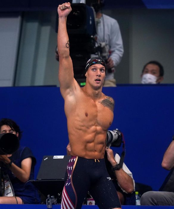 <p>Premesso che nel nuoto abbiamo mandato a Tokyo Gregorio Paltrinieri (mica male), solo applausi per lo statunitense Caeleb Dressel, montagna di muscoli capace di mettersi al collo cinque medaglie d&rsquo;oro. Ama leggere la Bibbia: ecco, ce le puoi pure vendere Caeleb, se suoni ti apriamo tranquillamente.</p>
