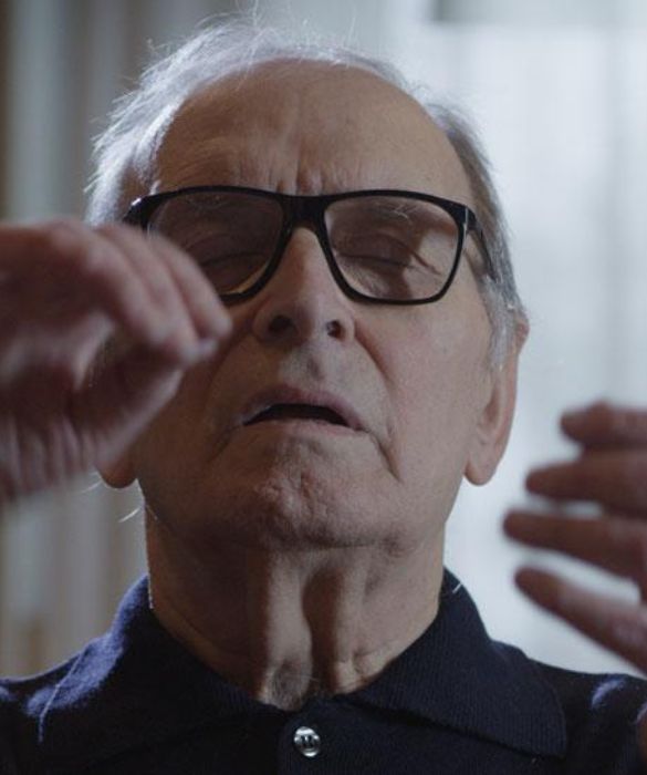 <p>Ritratto a tutto tondo di Ennio Morricone, il musicista pi&ugrave; popolare e prolifico del ventesimo secolo, il pi&ugrave; amato dal pubblico internazionale, due volte premio Oscar, autore di oltre cinquecento colonne sonore indimenticabili. Il documentario lo racconta attraverso una lunga intervista di Tornatore al Maestro, testimonianze di artisti e registi, musiche e immagini d&rsquo;archivio, ma anche con curiosit&agrave; poche conosciute sul Maestro.</p>
