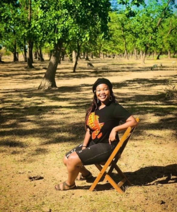 <p>Una giovane donna africana, che crede nell&rsquo;uguaglianza e nelle pari opportunit&agrave;. Ha fondato e dirige la onlus Gogontlejang Phaladi Pillar of Hope Project (GPPHP), che da oltre dieci anni aiuta gli orfani e pi&ugrave; in generale i bambini infettati dall'HIV in Botswana. &Egrave; inoltre attivista per i diritti delle donne nel suo Paese.</p>
