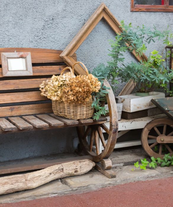 <p>Non serve arredare un&rsquo;intera abitazione in stile country. Se amate l&rsquo;idea di crearvi un piccolo angolo di relax in perfetto stile country e avete la fortuna di avere un giardino o un terrazzo, basta armarsi di creativit&agrave; e immaginare una bella panchina rustica, magari con accessori che richiamano lo stile country americano, come le ruote di un grande carro. Sembra poco ma l&rsquo;effetto &egrave; assicurato.</p>
