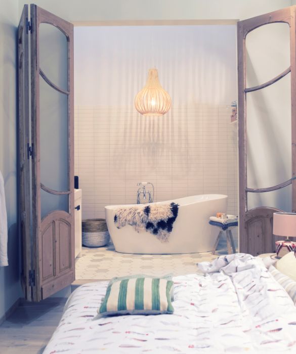 <p>Il perfetto coronamento di una casa arredata in stile country &egrave; poter avere anche il bagno con la stessa atmosfera. In bagno, a far subito country chic &egrave; la vasca da bagno free standing in colore chiaro. Un elemento immancabile che pu&ograve; donare a ogni bagno il tocco distintivo. Se poi il bagno si arricchisce anche di tessili in lino, di qualche mobile arredo bagno bianco depacato, l'effetto &egrave; assicurato.&nbsp;</p>
