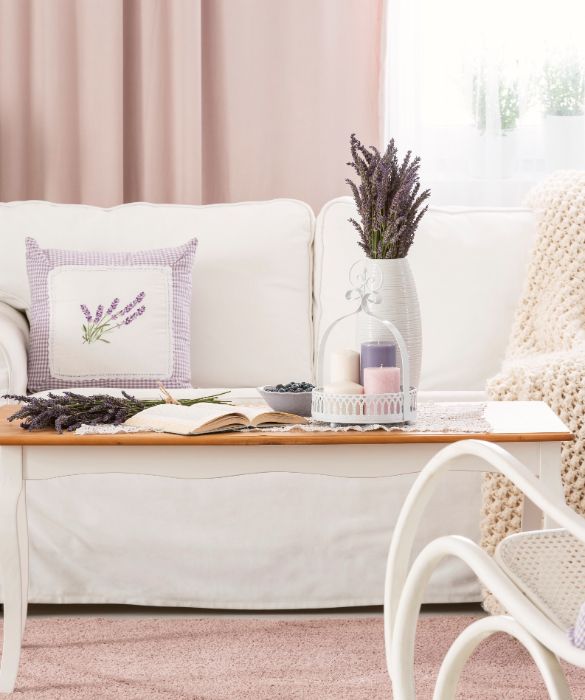 <p>Colori pastello, tinte chiare, tessuti naturali e ferro battuto. Bastano questi elementi per creare in poche mosse un perfetto stile country dal gusto provenzale. Campagna, s&igrave;, ma ispirata alla Provenza, ai suoi campi di lavanda e ai suoi panorami da sogno. Per arredare un living o un angolo del soggiorno in perfetto stile, basta ricorrere a un divano chiaro e morbido da abbinare a un mobile stile provenzale, magari una cassettiera in vimini o un settimanile in legno. E il gioco &egrave; fatto.</p>
