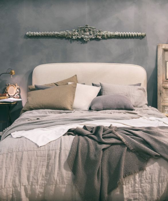 <p>Camera da letto rustico-moderna - Basta poco. Morbidi cuscinoni in tessuto grezzo, un mobile decapato e un uso sapiente del legno, degli accessori e dei rivestimenti. Per creare uno stile rustico moderno si possono abbinare bene gli elementi "country" con qualche sprazzo di contemporaneint&agrave; come una parete scura dal finto effetto invecchiato. Il risultato &egrave; assicurato. Anche nella casa pi&ugrave; moderna, la camera da letto potr&agrave; farvi sentire direttamente in un angolo tranquillo della campagna nord europea.</p>
