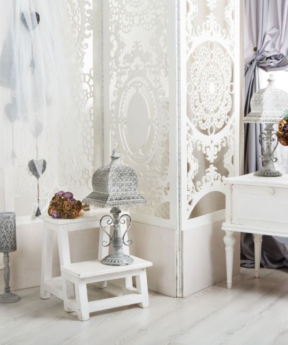 <p>Non solo country ma anche shabby. Lo stile campagnolo, infatti, non &egrave; solo scuro, fatto di legno massiccio e grezzo, ma &egrave; anche uno stile elegante fatto di merletti, ricami e attenzioni "contadine". Ecco come lo stile shabby pu&ograve; donare un carattere particolare alla tua abitazione. Un carattere sognante, che passa dai dettagli, dai tendaggi, dalle cornici e da ogni piccolo elemento che arricchische l'arredo in legno chiaro e country.&nbsp;</p>
