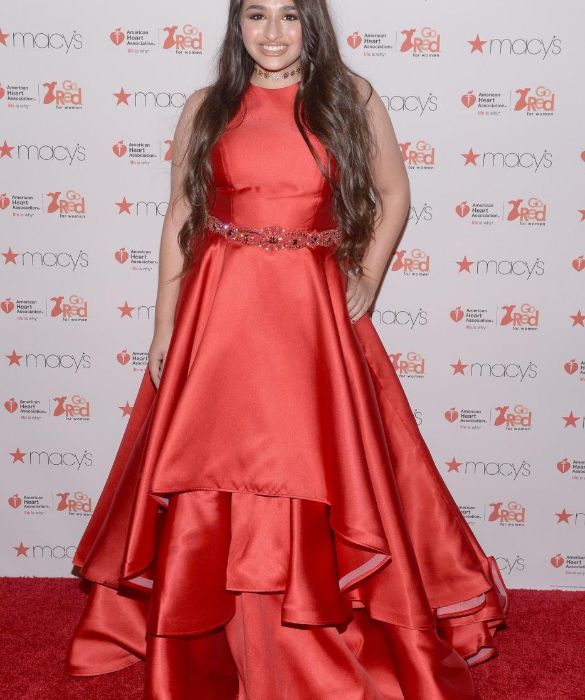 <p>Ha 20 anni, ma &egrave; da tempo sotto i riflettori: <strong>Jazz Jennings</strong>, nota per essere una delle<strong> pi&ugrave; giovani</strong> pubblicamente documentate ad essere identificata come transgender, all&rsquo;et&agrave; di 14 anni &egrave; stata protagonista del reality<strong><em> I am Jazz</em></strong>, che raccontava la sua vita e quella della sua famiglia.</p>
