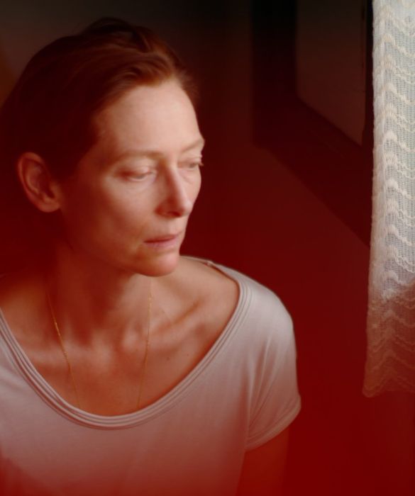 <p>Poche attrici ci hanno esaltato negli ultimi anni come Tilda Swinton. Dopo aver lavorato in due film del premio Oscar Bong Joon-ho, eccola diretta da un altro regista asiatico, il thailandese Apichatpong Weerasethakul, Palma d&rsquo;Oro nel 2010 con Lo zio Boonmee che si ricorda le vite precedenti.</p>
