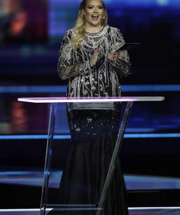 <p>Conosciuta anche come <strong>NikkieTutorials</strong>, questa 27 enne olandese &egrave; dal 2015 una delle<strong> beauty influencer </strong>pi&ugrave; seguite del web: il suo canale <strong>YouTube </strong>conta quasi 14 milioni di iscritti (e nel curriculum vanta anche due conduzioni dell&rsquo;Eurovision Song Contest). A gennaio del 2020 ha pubblicato un video dal titolo <strong><em>I'm Coming Out</em></strong>, dichiarandosi donna transgender, in cui ha raccontato di aver iniziato la sua transizione durante l'adolescenza</p>
