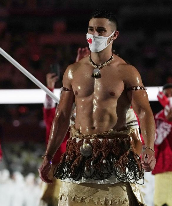 <p>Taekwondoka, &egrave; il classico uomo che vorresti accanto a difenderti. Ma anche accanto e basta. Portabandiera di Tonga, si &egrave; presentato a petto nudo alla cerimonia di inaugurazione. Purtroppo nessuno lo ha seguito.</p>
