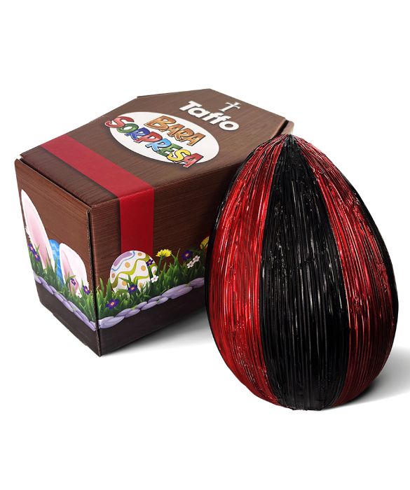 <p>Non &egrave; un influencer, ma il nome &egrave; ormai famosissimo per chi ama sostare sui social. Taffo Funeral Services ha creato un uovo di Pasqua davvero alternativo. Si tratta di una Bara Sorpresa, un nome che richiama il pi&ugrave; classico dei prodotti Kinder. All'interno della scatola a forma di bara c'&egrave; il classico uovo con una misteriosa sorpresa. Si pu&ograve; acquistare sul sito ufficiale di Taffo a 19,90 euro. Questo &egrave; l'uovo perfetto per chi ama il black humor.</p>
