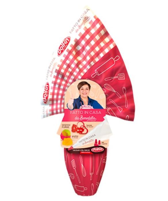 <p>Per gli appassionati di Fatto in casa da Benedetta, arriva anche il suo uovo di Pasqua. Prodotto da Dolfin, realizzato con cioccolato fondente, al suo interno contiene una super sorpresa: una sac &agrave; poche con un kit di beccucci scelto dalla influencer, e un set di ricette per rendere la Pasqua ancora pi&ugrave; gustosa.</p>
