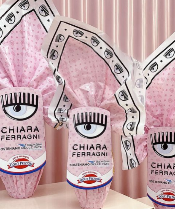 <p>Anche quest'anno Chiara Ferragni ha firmato il suo uovo di cioccolato. Dopo il sold out degli anni scorsi, la regina delle influencer ha lanciato una limited edition da 150 grammi e 280 grammi con cioccolato al latte, prodotto da Dolci Preziosi. Incarto rosa, stelle colorate e logo con occhio, l'uovo contiene tanti piccoli accessori firmati Chiara Ferragni: magneti a tema, sticker a forma di occhio e tatuaggi per unghie. Il ricavato della vendita dell'uovo verr&agrave; devoluto all'associazione &ldquo;I bambini delle Fate&rdquo;, associazione che da diversi anni si occupa di sostenere economicamente famiglie con autismo e disabilit&agrave;.</p>

