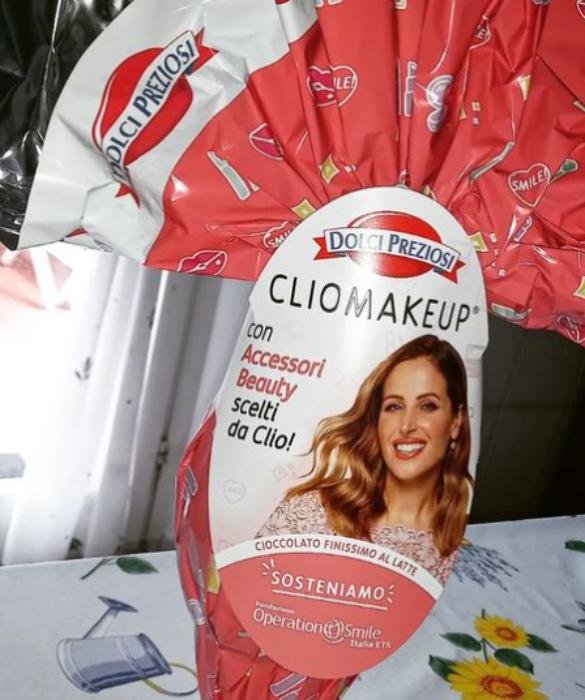 <p>Anche Clio Makeup ha firmato un uovo di cioccolato al latte di Dolci Preziosi. Il formato disponibile &egrave; solo quello da 280 grammi e racchiude tre esclusivi accessori beauty scelti e testati dalla makeup artist. Il ricavato delle vendite dell'uovo di Clio Makeup sar&agrave; devoluto alla Fondazione Operation Smile Italia ETS, impegnata nel garantire a persone nate con malformazioni del volto l&rsquo;accesso gratuito alle cure necessarie.</p>
