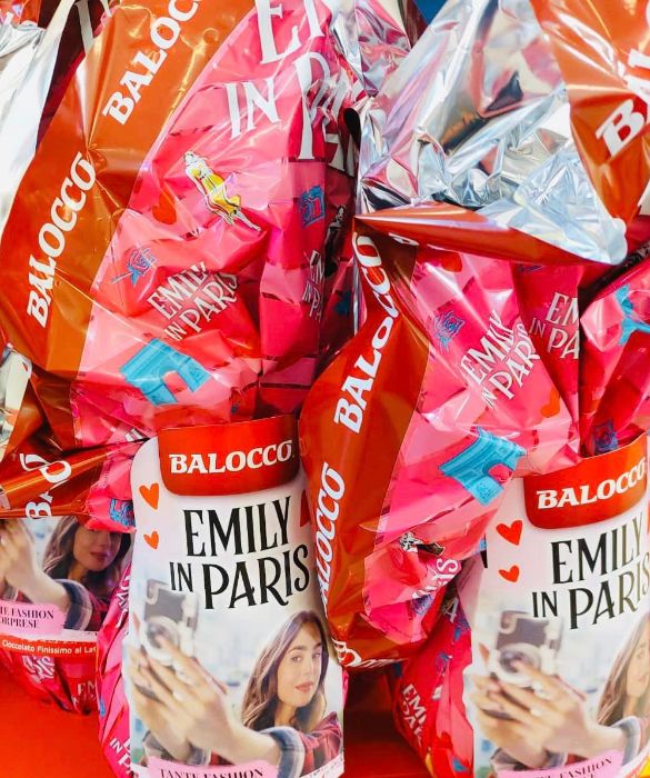 <p>Emily in Paris ha il suo uovo di Pasqua dedicato. Prodotto da Balocco, &egrave; disponibile nel formato da 320 grammi di puro cioccolato al latte. All'interno, un'accurata e ricca selezione di sorprese. Un esempio? Un bellissimo portachiave con uno dei simboli della serie. Quali? La Tour Eiffel, naturalmente!</p>
