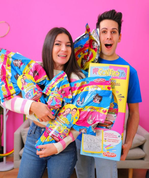 <p>Anche Lu&igrave; e Sof&igrave; hanno il loro mega uovo di cioccolato. I fan potranno acquistare il prodotto creato dalla Dolfin in finissimo cioccolato al latte, disponibile in quattro formati: 50 grammi, 150 grammi, 250 grammi e, novit&agrave; dell'anno, anche da un chilo. Tutte le versioni presentano nell&rsquo;incarto le immagini della coppia di YouTuber e l&rsquo;anteprima delle sorprese che potrai trovare all&rsquo;interno.</p>
