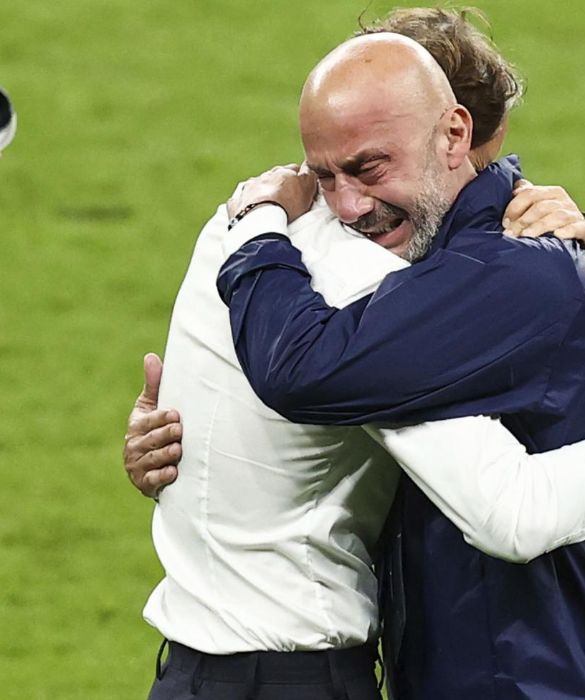 <p>In questo abbraccio tra Vialli e Mancini c'&egrave; tutto: l'amicizia, la sofferenza, il ricordo di una finale persa proprio a Wembley nel 1992 con addosso la maglia della Sampdoria. Era destino, era la chiusura del cerchio che ci doveva essere.</p>
