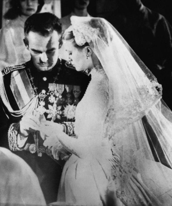 <p>Pensare a un matrimonio d&rsquo;estate, con i vestiti che ti si incollano alla pelle e i parenti che non vedi da anni con cui conversare, ti fa un po&rsquo; passare la voglia di andarci. Ma ogni volta ti emozioni e quando vedi la sposa, in fondo, ti immagini come saresti tu al suo posto.Magari non sceglieresti uno di quei vestiti dei matrimoni reali, pomposo o con il velo lunghissimo, n&eacute; un abito in pizzo, a sirena o con lo scollo a cuore: il tuo sarebbe un abito originale, come i vestiti da sposa corti che ogni tanto tornano di moda, o un abito da sposa colorato.Probabilmente rosso, come l&rsquo;amore. In attesa che tu possa decidere (oppure no) di diventare una sposa, ecco 7 abiti da sposa che non sono per niente passati inosservati.</p>
