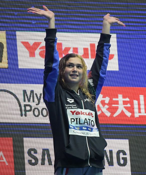 <p>A 14 anni e 6 mesi &egrave; stata l'atleta azzurra <strong>pi&ugrave; giovane</strong> a debuttare in un campionato mondiale, battendo il record di <strong>precocit&agrave; </strong>di Federica Pellegrini. Non solo: a Gwangju 2019 ha pure vinto l&rsquo;argento nei 50 rana. A Budapest, quest&rsquo;anno, ha conquistato l&rsquo;oro europeo con ciliegina del<strong> record mondiale</strong> (29"30). A Tokyo gareggia nei 100 m, di cui ha il tempo record italiano: ah, <strong>Bendetta Pilato</strong> ha ancora 16 anni.</p>
