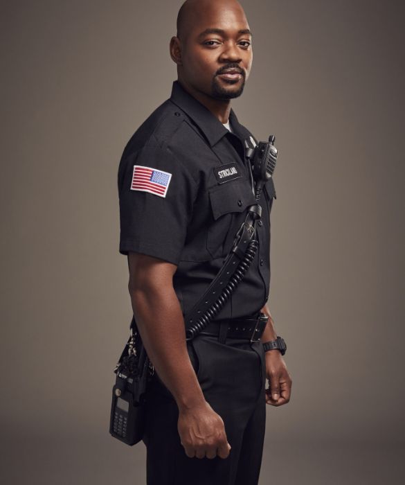 <p>Nato donna, il 38enne <strong>Brian Michael Smith </strong>&egrave; stato il primo uomo transgender di colore a ottenere un ruolo 'regular' in una serie tv a stelle e strisce:<strong><em> 9-1-1, Lone Star</em></strong>, in cui interpreta il pompiere transessuale Paul Strickland.</p>
