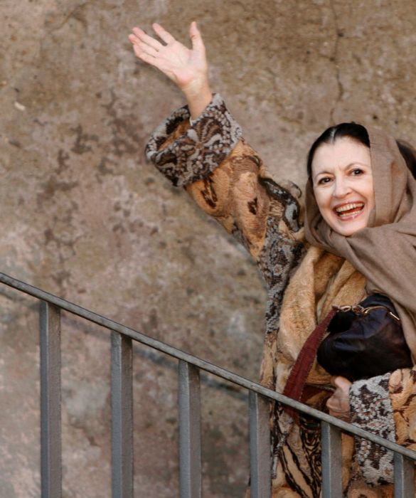 <p>Classe 1936, Carla Fracci stava lottando da tempo con una brutta malattia: la regina della danza italiana si &egrave; spenta oggi a Milano: Avrebbe compiuto 85 anni il prossimo 30 agosto. Ripercorriamo la vita e la carriera della famosissima &eacute;toile, dagli inizi alla Scala fino all&rsquo;addio in punta di piedi.&nbsp;</p>
