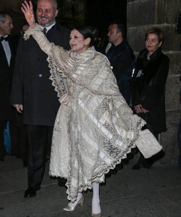<p>Carla Fracci &egrave; sempre rimasta legata alla Scala. Qui all&rsquo;inaugurazione della stagione concertistica a fine 2014. Curiosit&agrave;: aveva deciso di vestirsi di bianco quando era incinta del figlio e poi non aveva pi&ugrave; smesso.&nbsp;</p>
