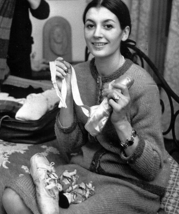 <p>L&rsquo;eterna fanciulla danzante, cos&igrave; la definir&agrave; Eugenio Montale, studia alla scuola di ballo della Scala con Vera Volkova, diplomandosi nel 1954. Quattro anni dopo diventa prima ballerina.&nbsp;</p>
