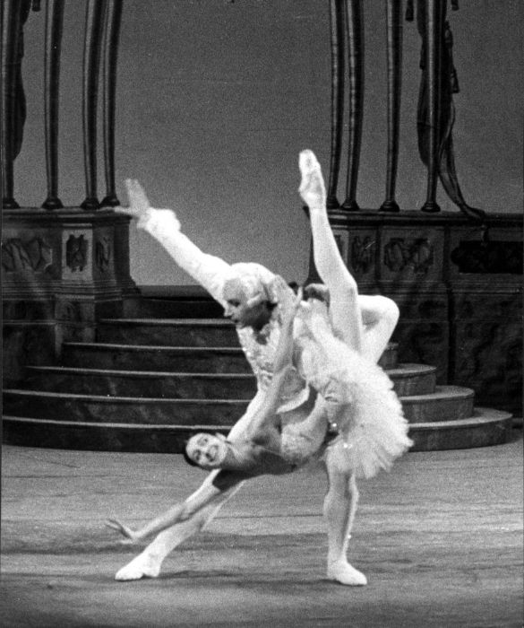 <p>A partite dalla fine degli Anni &lsquo;50, Carla Fracci danza con numerose e prestigiose compagnie straniere, come il London Festival Ballet, il Royal Ballet, lo Stuttgart Ballet e l&rsquo;American Ballet Theatre.</p>
