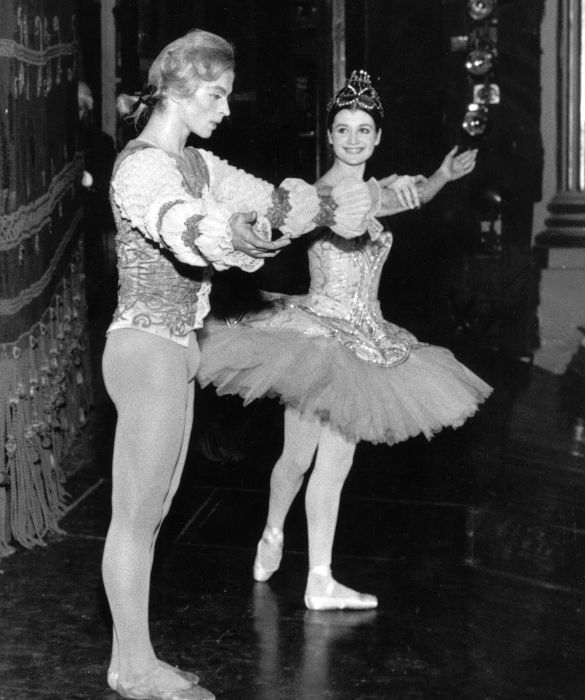 <p>Carla Fracci insieme a Rudolf Nureyev nel 1967 dopo &ldquo;Lo schiaccianoci&rdquo;. La sua notoriet&agrave; si lega anche all&rsquo;interpretazione di ruoli drammatici e romantici, come Giselle, Medea, Giulietta e Francesca da Rimini.</p>
