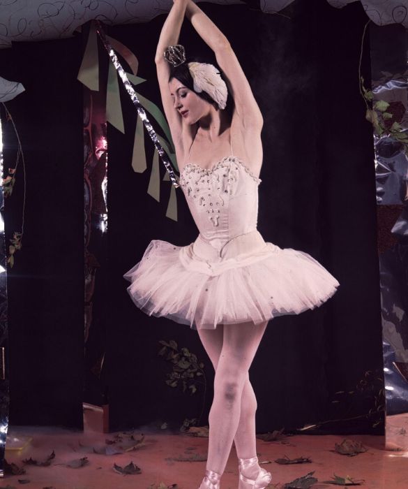 <p>Carla Fracci mentre danza sulle punte, in tut&ugrave;: &nbsp;una &ldquo;ballerina assoluta&rdquo; come la definir&agrave; il New York Times, colpito dalle sue doti e dalla sua presenza sul palco.<br />
&nbsp;</p>
