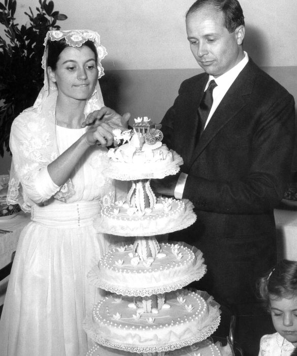 <p>Nel 1964 sposa il regista teatrale Beppe Menegatti, che curer&agrave; quasi tutte gli spettacoli interpretati poi dalla moglie. La coppia avr&agrave; un figlio, Francesco.&nbsp;<br />
&nbsp;</p>
