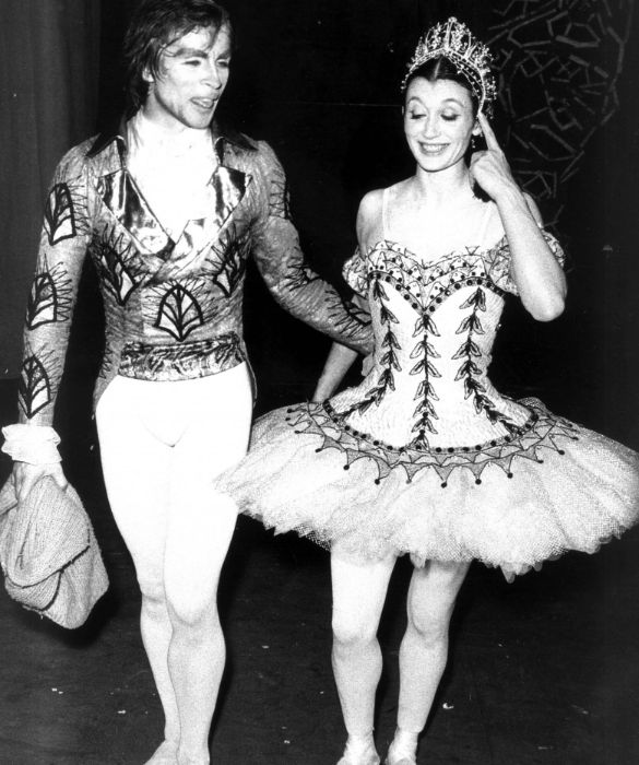 <p>Ancora a fianco di Nureyev, nel 1978. Nel corso della carriera, Carla Fracci danzer&agrave; con i pi&ugrave; grandi: dal &ldquo;tartaro volante&rdquo; a Vladimir Vasiliev, fino a Mikhail Baryshnikov a Erik Bruhn. Senza dimenticare, in tempi pi&ugrave; recenti, Roberto Bolle.&nbsp;</p>
