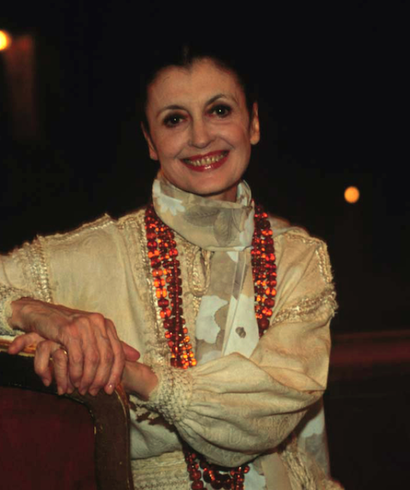 <p>Negli anni '80 dirige il corpo di ballo del San Carlo. A met&agrave; degli Anni &lsquo;90 passa alla direzione &nbsp;poi dell'Arena di Verona. Dal 2000 al 2010 &egrave; la &ldquo;mente&rdquo; dell'Opera di Roma, dove rimane fino al 2010.</p>
