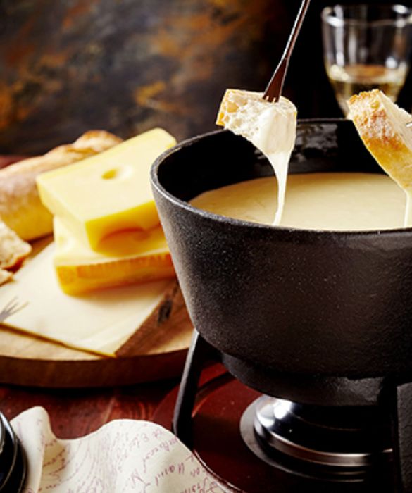 <p>Avevamo annunciato una carrellata di fobie strane? Promessa mantenuta! Ai nostri cugini francesi sembrer&agrave; impossibile, ma c&rsquo;&egrave; anche chi prova malessere appena gli viene presentato un pezzo di <strong>formaggio</strong>. Anche in questo caso bisogna fare i dovuti distinguo. Un conto sono i legittimi gusti personali di ciascuno di noi; formaggi dal gusto un po&rsquo; particolare, come il gorgonzola o il pecorino, non piacciono a tutti. Un conto &egrave; la vera e propria <strong>turofobia</strong> che spesso spinge a non voler nemmeno vedere o toccare l&rsquo;alimento, o cambiare le posate che sono state usate per servirlo in tavola.</p>
