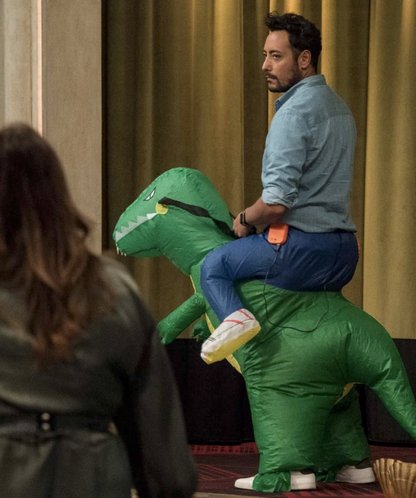 <p>Ed &egrave; proprio quando si &egrave; pi&ugrave; tranquilli e si pensa di essere fuori pericolo che sbuca Ciro, il frontman dei The Jackal. &Egrave; travestito da cavalcatore di dinosauri e si avvicina lentamente al palco. Sale un gradino dopo l&rsquo;altro, nessuno pu&ograve; prevedere cosa far&agrave;. Poi parte la musica e con un&rsquo;espressione seria in viso inizia a muoversi e ondeggiare. Lo sforzo immane dei concorrenti per non scoppiare in una risata &egrave; evidente.&nbsp;</p>
