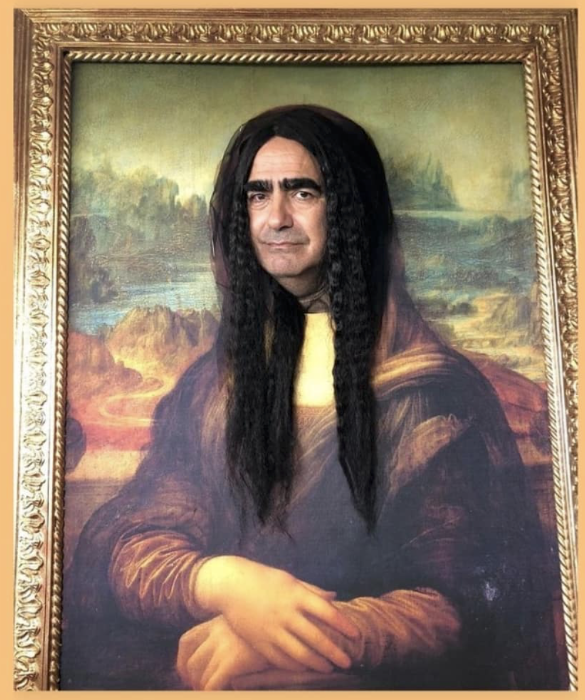 <p>Intorno al 1503 Leonardo era intento a fissare in eterno il volto di Lisa Gherardini su una tela. Non si trattava della semplice riproduzione di una forma esteriore, ma di un&rsquo;anima, un messaggio, un enigma. E quel mistero che ruota attorno a questa celebre opera d&rsquo;arte &egrave; stato sapientemente preservato e custodito dall&rsquo;artista che, nel 2021, ne ha proposto una reinterpretazione in chiave contemporanea: La Gioconda, 60 x 175 cm, dipinto a &ldquo;elio&rdquo;.&nbsp;</p>
<p>La protagonista del dipinto, pur mantenendo i setosi capelli neri e la sua impeccabile silhouette, ci viene inspiegabilmente presentata con folte sopracciglia e quattro braccia (&egrave; qui visibile l&rsquo;influsso che il futurismo ha esercitato su Elio e le storie &ldquo;appese&rdquo;, l&rsquo;ideatore dell&rsquo;opera). Ha lunghe e candide gambe, mostrate con fierezza (sintomo dei tempi moderni) e balla il tip tap con una delicatezza comparabile soltanto a quella di Carla Fracci. L&rsquo;arte che reinventa l&rsquo;arte.</p>
