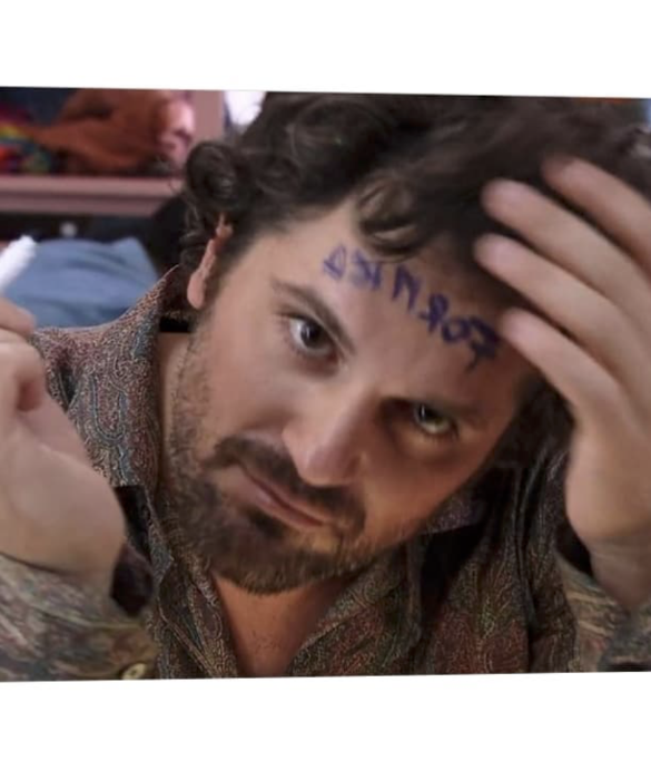 <p>La tecnica di Frank consiste nel dire cose cos&igrave; imbarazzanti che non ridere diventa un&rsquo;impresa impossibile. Lo stesso Elio, che come ben sappiamo difficilmente si lascia sfuggire un timido sorriso, ha cercato di resistere con tutte le sue forze perch&eacute; &ldquo;non ha alcun senso, &egrave; completamente fuori di testa&rdquo;. Dopo l&rsquo;imitazione del fratello di Massimo Troisi, il segno della croce del prete senza mani e l&rsquo;uomo formica (acimrof), Frank &egrave; di nuovo sul palco.&nbsp;Questa volta veste i panni di Roborto, il robot con sembianze umane che non deve rivelare la sua natura.</p>
<p>&ldquo;&Egrave; un robot che viene sulla terra, ha sembianze umane e non deve farsi scoprire che &egrave; un robot, ma &egrave; un coglione e si chiama Roborto&rdquo;. Inizia cos&igrave; la presentazione del suo personaggio e prosegue, tentando di riprodurre una voce metallica &ldquo;e non c&rsquo;&egrave; nessuna attinenza tra il nome Roberto e la parola robot&rdquo;. Il resto, lo possiamo intuire dalle espressioni stampate sul volto degli altri concorrenti.</p>

