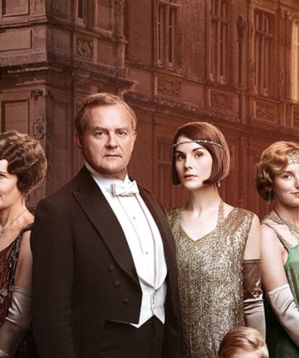 <p>Nel 2019, usciva il primo film di Downton Abbey, una sorta di spin-off dell&rsquo;omonima serie. Il suo successo globale ha decretato l&rsquo;inevitabile prolungamento delle vicende della famiglia Grantham con un secondo capitolo cinematografico. La sceneggiatura, ancora una volta firmata da Julian Fellowes, &egrave; stata ultimata ed &egrave; pronta a prendere vita.</p>
