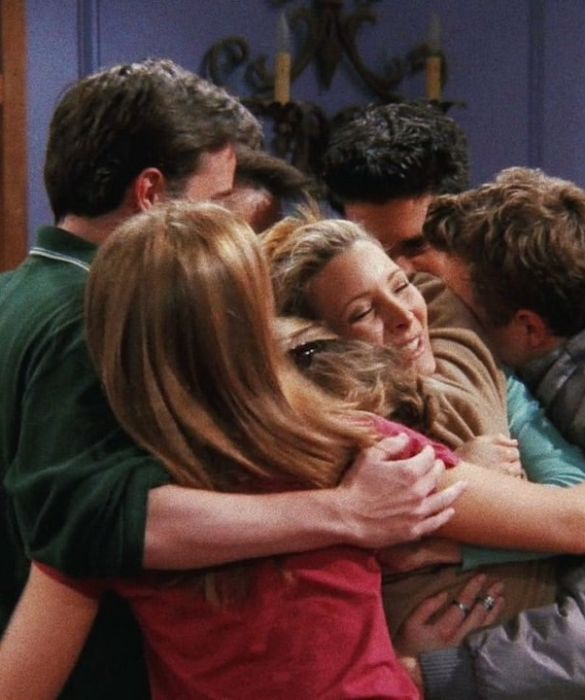<p>Il 10 aprile, l&rsquo;account Instagram di Friends ha annunciato la fine delle riprese dell&rsquo;attesa reunion del cast presto in arrivo su HBO Max. Il tabloid The Sun ha rivelato la presenza di un ospite d&rsquo;onore: Justin Bieber, nel buffo costume Spudnik indossato da Ross nel sesto episodio dell&rsquo;ottava stagione.&nbsp;</p>
