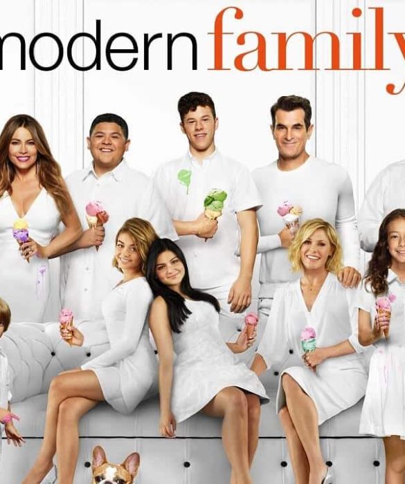 <p>&Eacute; ancora presto per parlarne, ma probabilmente il saluto ai personaggi di Modern Family, dopo 11 stagioni ed oltre 250 episodi, non sar&agrave; un addio. Secondo quanto dichiarato dagli autori della sitcom, infatti, potrebbe essere in arrivo uno spin-off dedicato a Mitch, Cam e alle loro avventure da pap&agrave;.</p>
