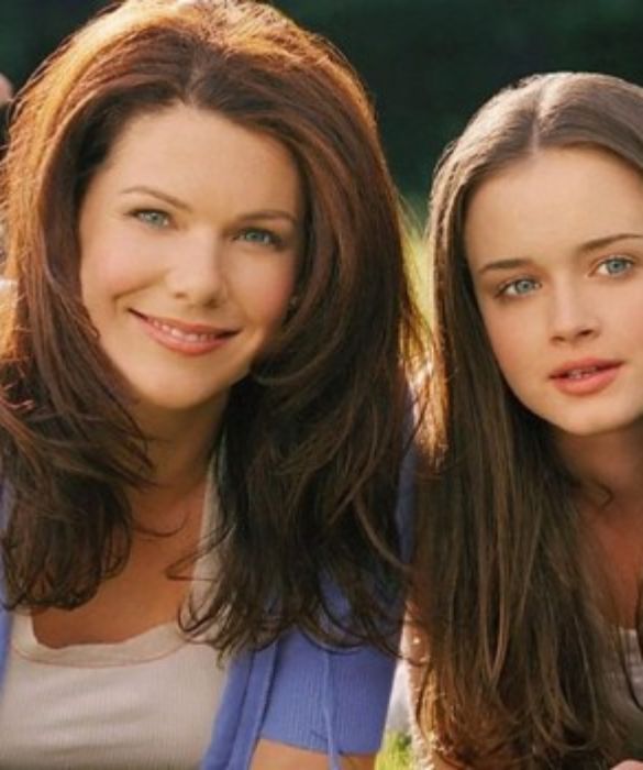 <p>&ldquo;La cosa bella delle famiglie &egrave; che c&rsquo;&egrave; sempre una storia da raccontare&rdquo;, afferma la creatrice di Una mamma per amica e del revival Una mamma per amica: di nuovo insieme, Amy Sherman-Palladino. Un nuovo viaggio nella pittoresca Stars Hollow? Una nuova generazione di Gilmore? Le premesse ci sono tutte. Incrociamo le dita!</p>
