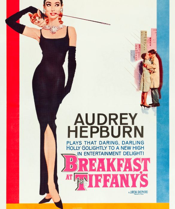 <p>Molto prima delle restrizioni dovute al Covid,<strong> Audrey Hepburn </strong>alias Holly Golightly era gi&agrave; solita consumare brioche e caff&egrave; davanti alle vetrine dei negozi, da asporto insomma, come poi avremmo fatto anche noi. Capolavoro assoluto tra i film romantici,<strong> Colazione da Tiffany</strong>, nonostante la protagonista sia, nei fatti, un&rsquo;accompagnatrice.</p>
