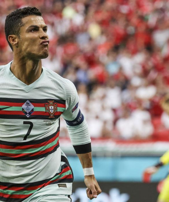 <p>L&rsquo;uomo che ha detto s&igrave; agli addominali e no alle bibite gassate: in una top ten, che si tratti di calcio, conto&nbsp;in banca o bellezza, Cristiano Ronaldo c&rsquo;&egrave; sempre.</p>
